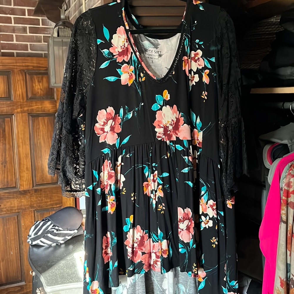 Bnwot lace sleeves top